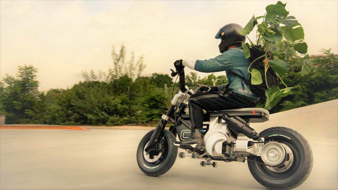 Trotineta electrică BMW CE 02 poate pune în miscare mobilitatea urbană