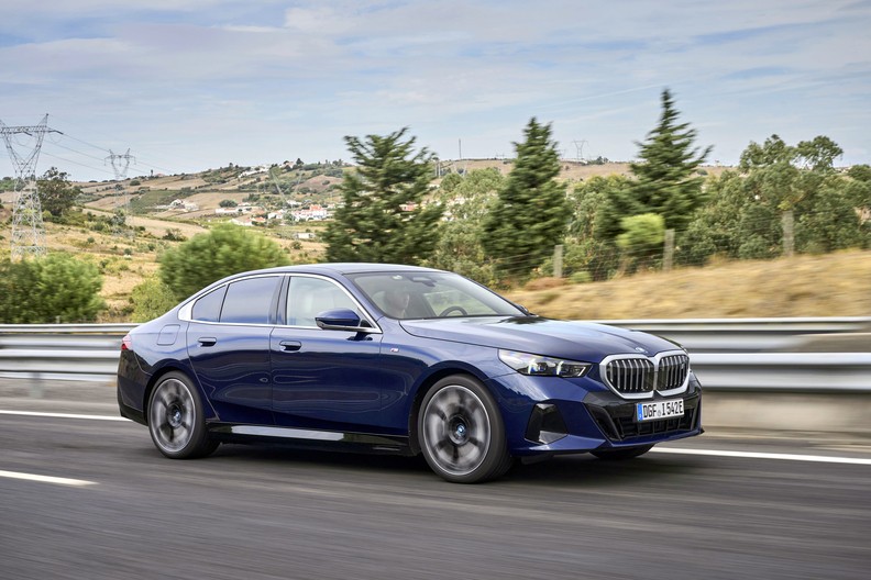 BMW extinde gama i5 electric cu varianta awd