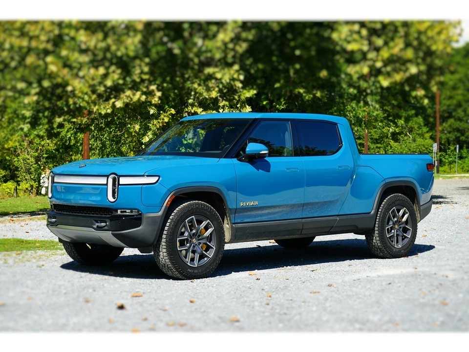 The 2024 Rivian R1T: Un Camion Electric Uimitor de Bun și Rapid