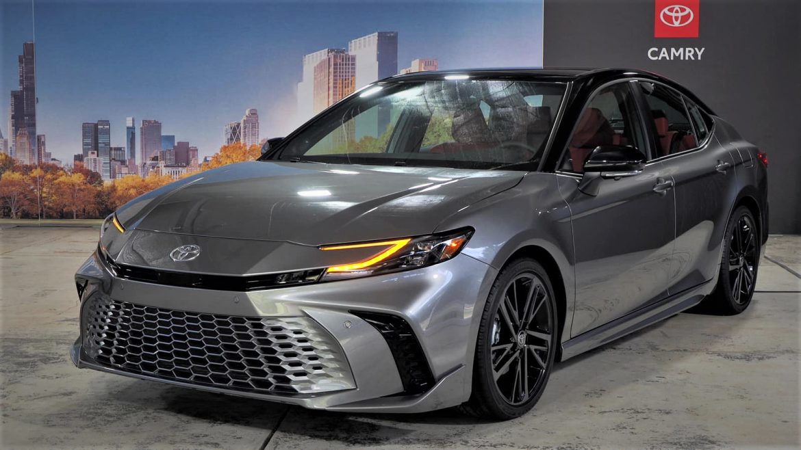 Noul Toyota Camry 2025 continuă să se bazeze pe acest succes, devenind exclusiv hibrid