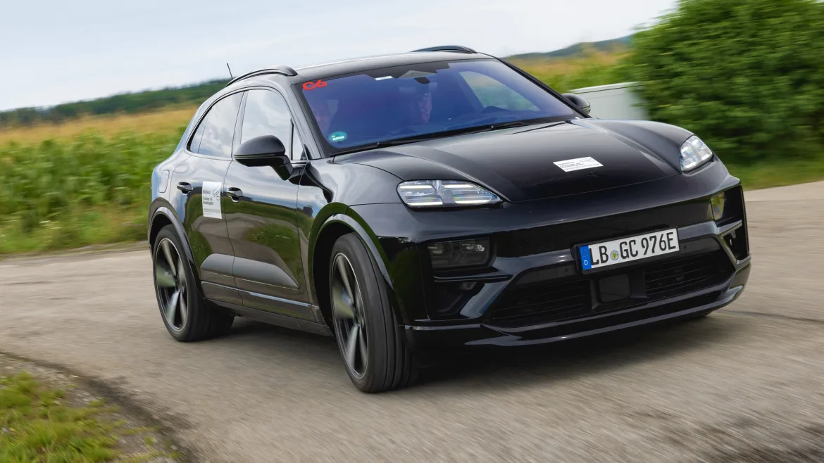 Porsche și-a extins gama pentru primul său SUV complet electric cu primul model Macan cu tracțiune spate.