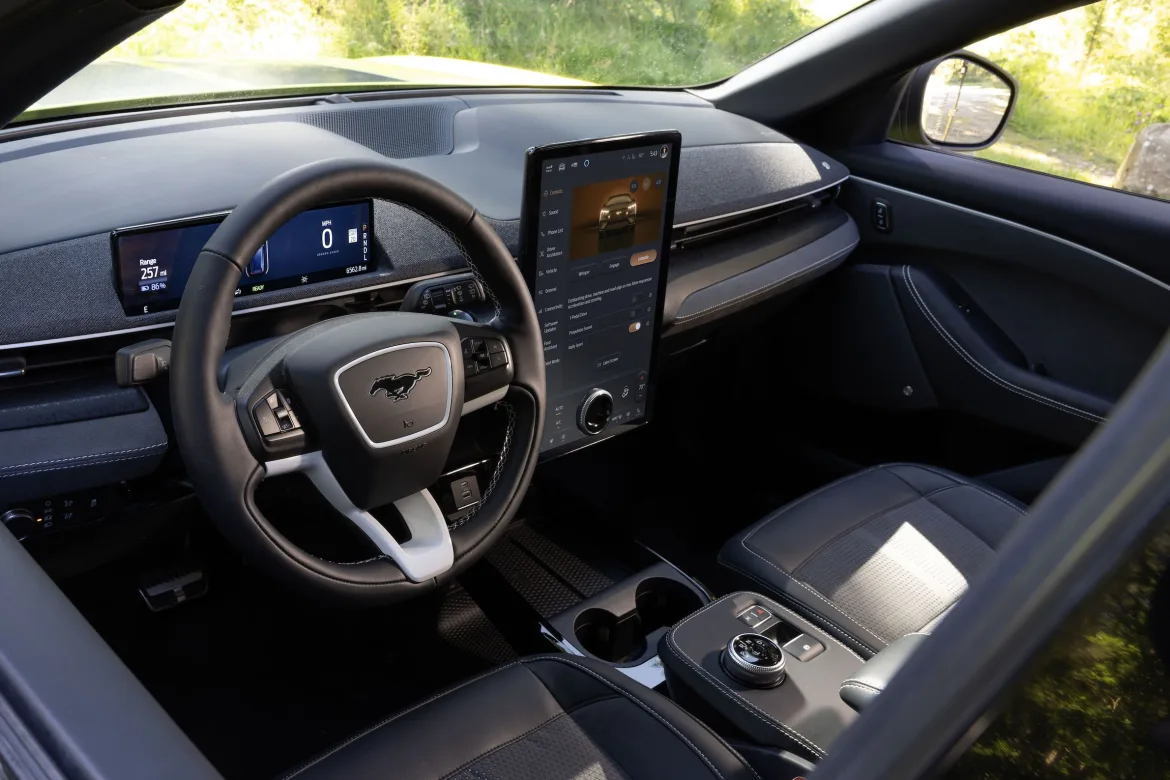 Mustang Mach-E 2024: Evoluția unui pionier electric în era modernă