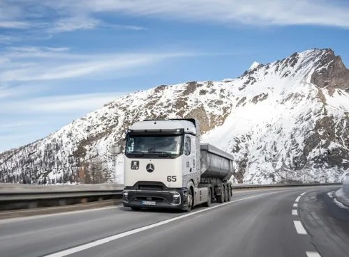Daimler Truck testează primele prototipuri ale camioanelor cu celule de combustie GenH2 de următoarea generație în Alpii elvețieni