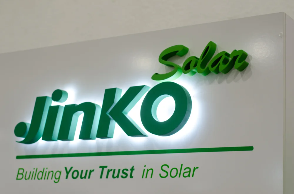 JinkoSolar Dezvăluie Modulul Fotovoltaic Tiger Neo Bifacial 66 HC Dual Glass de Până la 650W