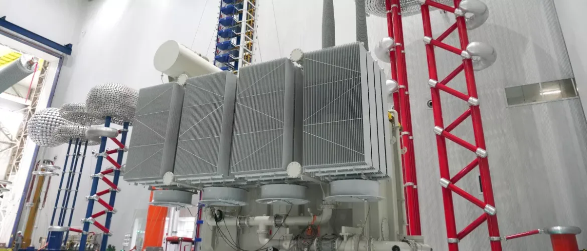 Hitachi Energy testează cu succes un transformator revoluționar de 765 kV pentru a îmbunătăți siguranța și protecția mediului în rețelele electrice