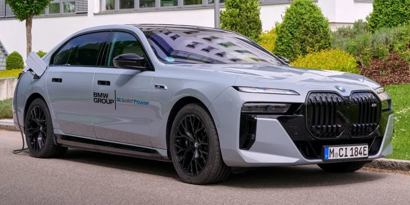 BMW Group și Solid Power testează celule de baterie în stare solidă într-un BMW i7