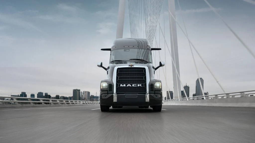 Mack Trucks va oferi o versiune electrică cu baterie a celui mai nou camion de autostradă, Mack Pioneer